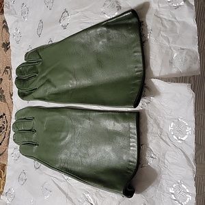 Neiman Marcus Oliver Green Gloves